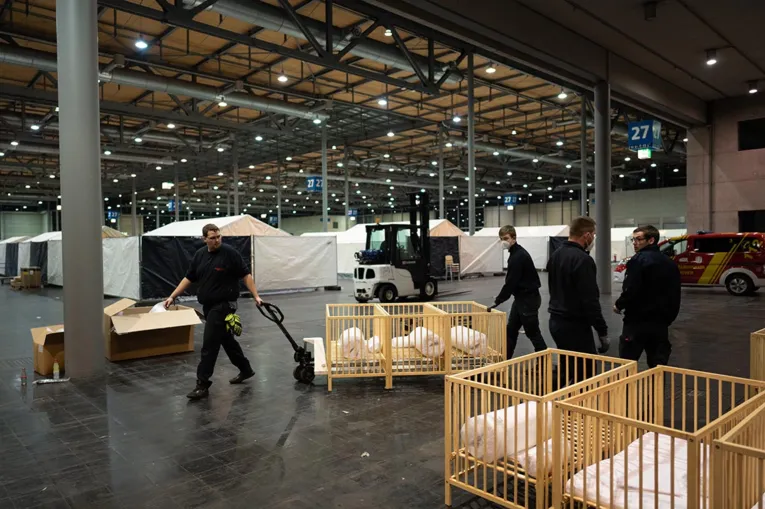 Bilder vom Aufbau in der Messehalle 27